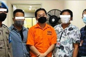 Kondisi Indra Kenz (Baju Orange) setelah ditetapkan sebagai tersangkia.
